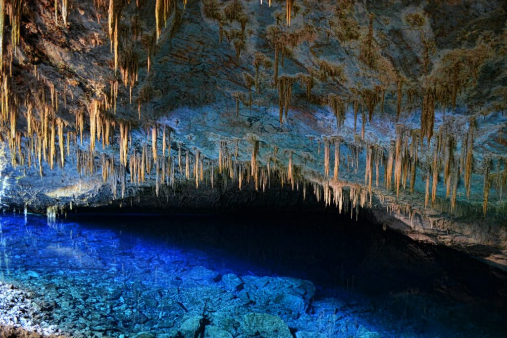 Gruta de águas azuis na Serra da Bodoquena